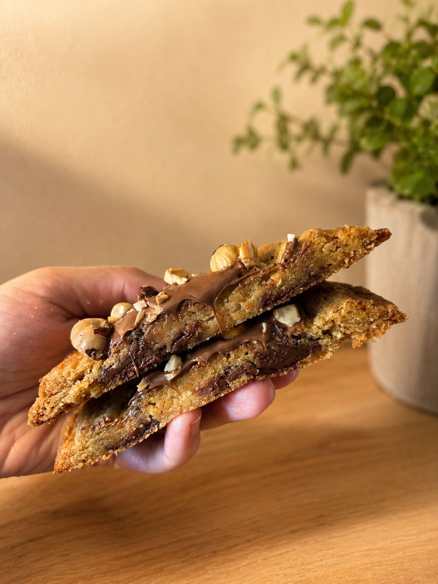 Cookie noisettes tenu en main, coeur fondant
