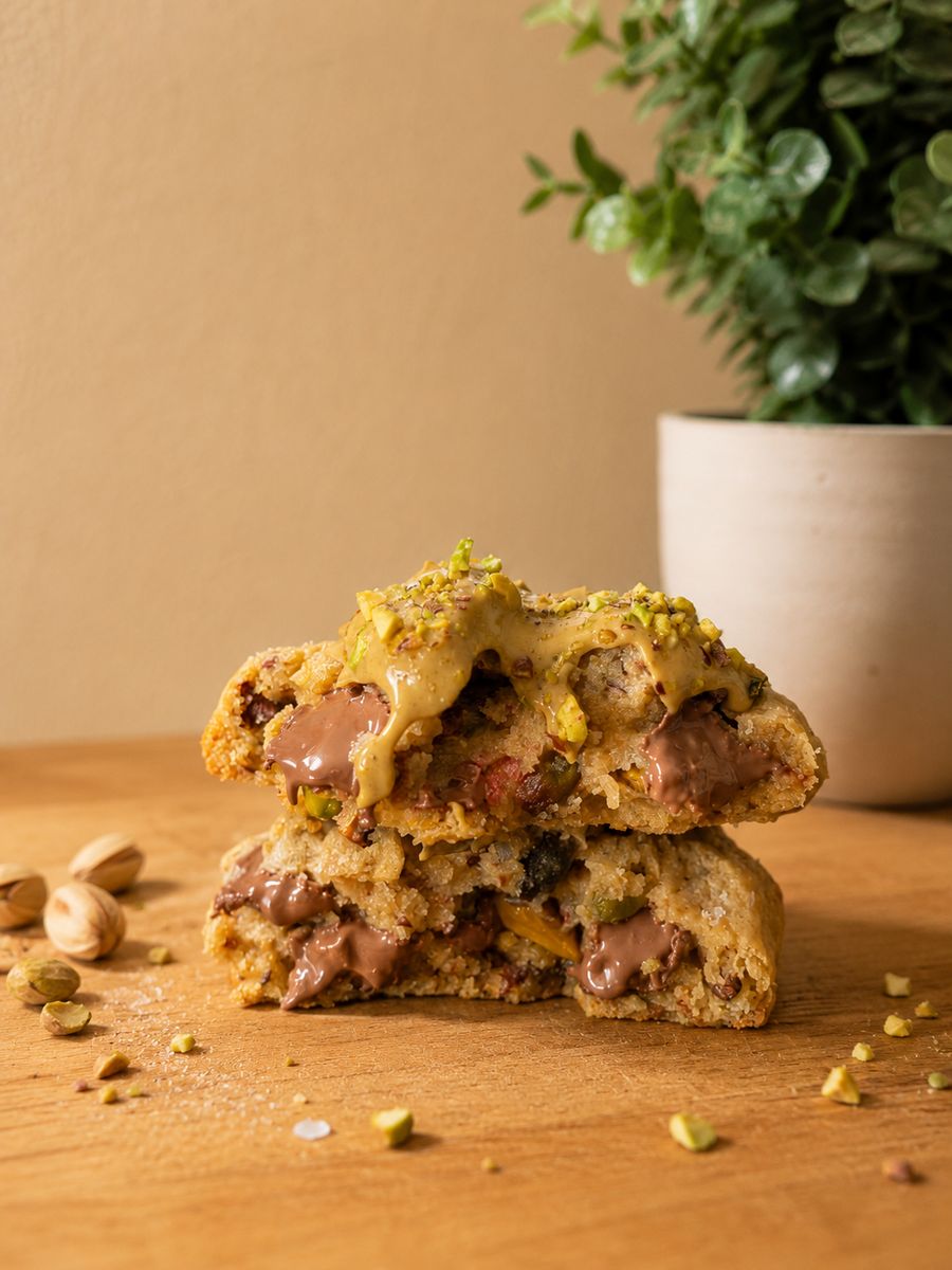 Cookie pistache et chocolat, coeur fondant coupé en deux